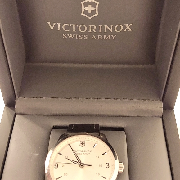 Victorinox Swiss Army Watch - Picture 10 of 15